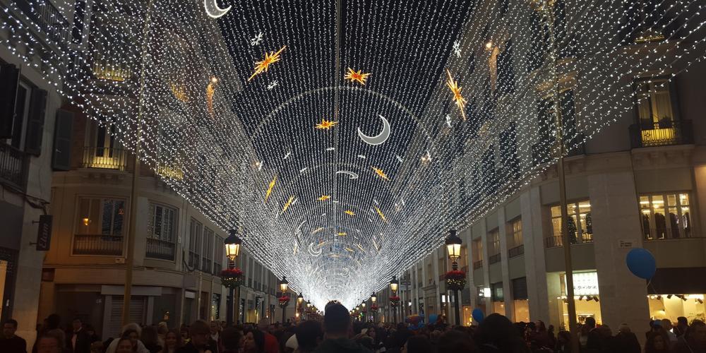 Cientos de personas han acudido esta  tarde a ver el nuevo alumbrado navideño. 