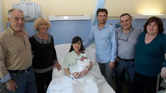 María del Mar, con su hijo Eloy en brazos, junto a su marido José Luis, sus padres y sus suegros, en el hospital Costa del Sol. 