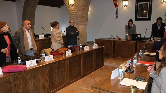 Los concejales, antes de empezar el pleno, peleándose por dónde sentarse.