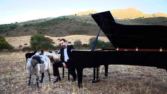 José Luis Nieto, de 38 años, ha tenido que reducir las visitas a su tierra natal por culpa de la crisis.