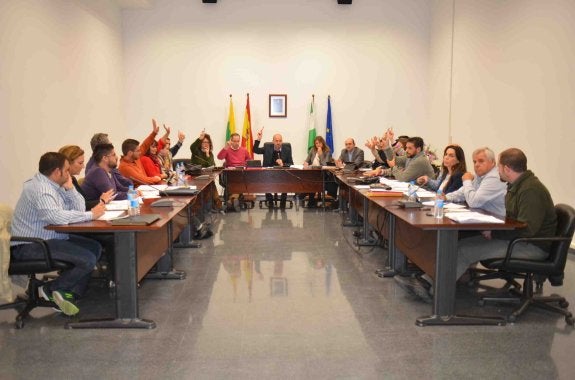 El presupuesto se aprobó con el voto exclusivo de los concejales del PSOE. :: i. g.
