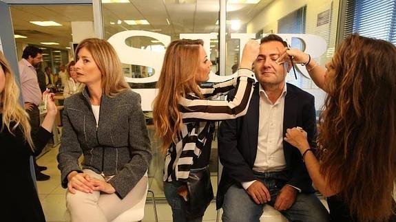 Los candidatos de Ciudadanos y PSOE en maquillaje. 