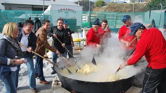 Elías Bendodo, en la edición de 2010 de la Fiesta de las Migas 