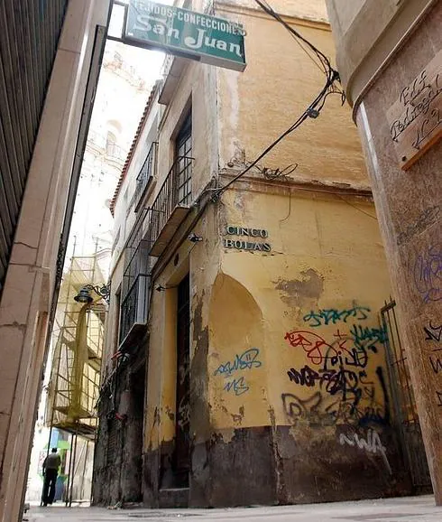 Calle Cinco Bolas, al lado de la Iglesia de San Juan, donde se abrió el primer hospicio para arrepentidas