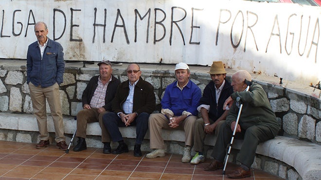 Vecinos en huelga de hambre a las puertas del Ayuntamiento de Valle de Abdalajís. 