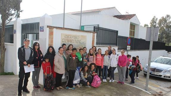 Los alumnos protestan ante las puertas del centro a la hora en que se quedan sin clase