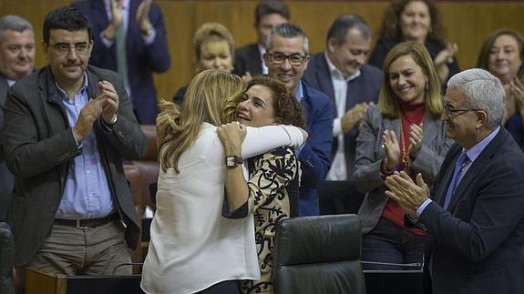 La presidenta andaluza, Susana Díaz, y la consejera de Hacienda, María Jesús Montero (d), se funden en un abrazo