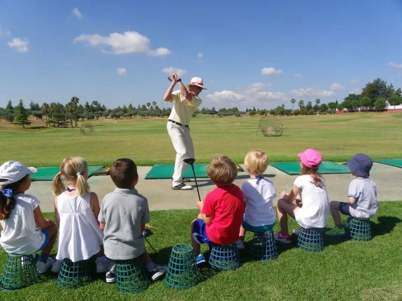 Zaudín Golf, uno de los campos más reconocidos de Andalucía, es pionero en promover cursos de iniciación para niños y adolescentes. :: sur