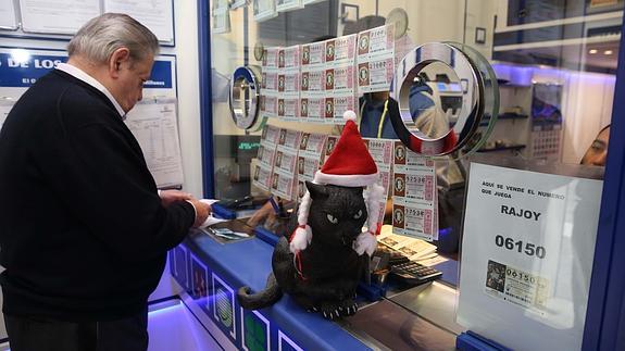 El número regalado a Rajoy fue adquirido en El Gato Negro.