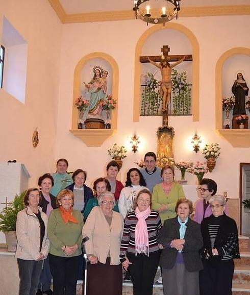 Vecinas del municipio, con el nuevo sacerdote. 