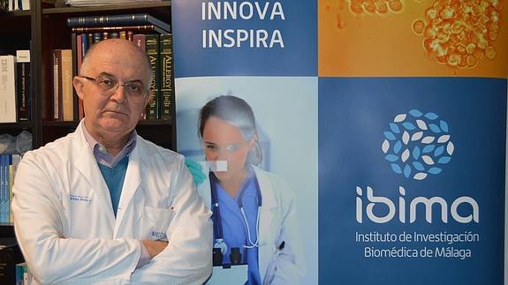 Miguel Blanca Gómez, en su despacho del Hospital Civil de Málaga. 