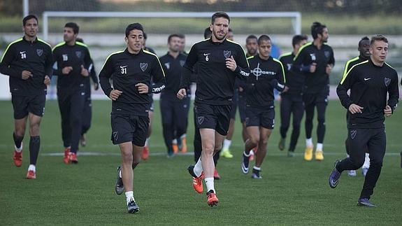 Camacho, en el centro junto a Pablo, corrió ayer con el equipo en la primera parte del entrenamiento. 