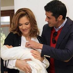 Beatriz Trapote, con su hijo en brazos, y Víctor Janeiro, a la salida del hospital.