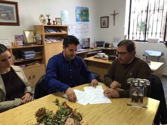 Ruiz Montes, en el centro educativo, durante la firma.