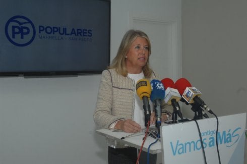 Ángeles Muñoz, ayer, en la sede del PP local. 
