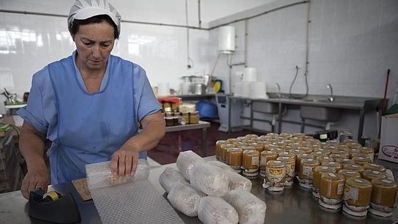 Una trabajadora prepara las mermeladas