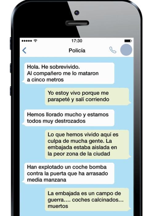 Simulación, en una pantalla tipo de conversación de WhatsApp, de los diálogos reales que cuatro de los policías supervivientes mantuvieron tras el ataque mediante esta aplicación, sms y mails. 