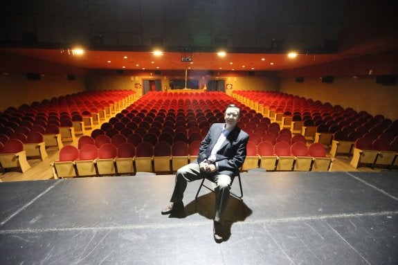 Fernando González, sobre las tablas de la sala principal del Teatro Alameda, con capacidad para 579 espectadores. :: fernando gonzález