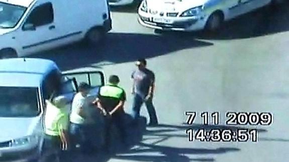 Momento en el que agentes de la Guardia Civil arrestan a los policías locales