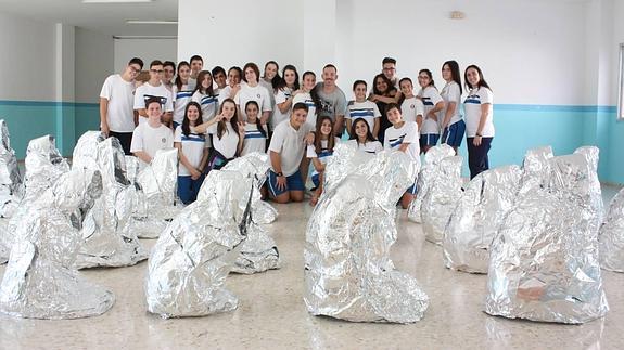 Los alumnos de tercero de ESO del Colegio Montserrat posan junto al profesor Pedro Alarcón con su recreación de la obra de Kader Attia. 