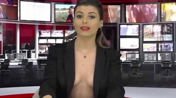 Una televisión hace negocio con los escotes de sus presentadoras para proyectar "transparencia"