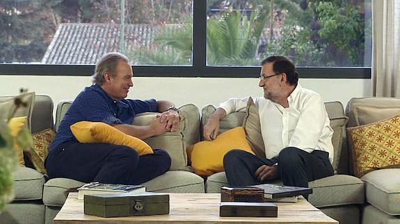 Bertín Osborne conversa con Mariano Rajoy en el programa 'En la tuya o en la mía'. 