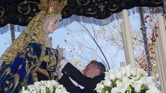 Momento en el que imponen la medalla a la Virgen del Amor el pasado abril de 2014.