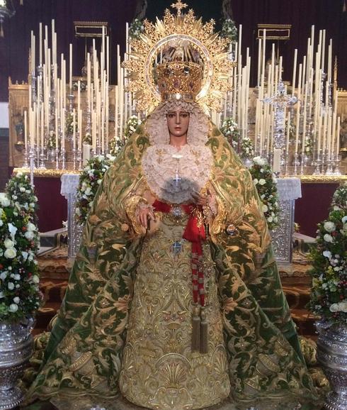 Imagen de la Virgen de la Esperanza en besamanos. 