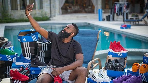James Harden se hace un ‘selfie’ con sus zapatillas.
