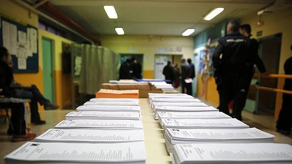 Las papeletas de los diferentes partidos políticos en un colegio electoral