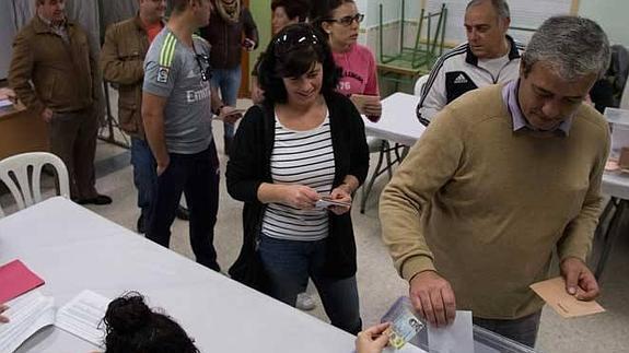 Votantes hacen cola ayer en Málaga