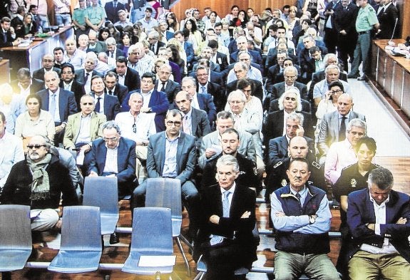 Julián Muñoz, Juan Antonio Roca y José Ávila Rojas, antes de comenzar la lectura pública de la sentencia hace dos años. 