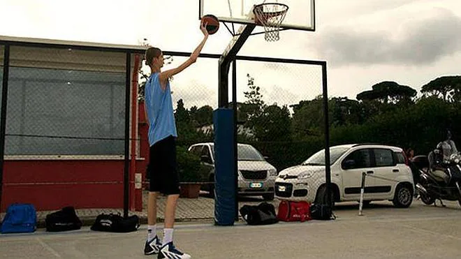 Un adolescente de récord: tiene 15 años y ya mide más que cualquier jugador  de la NBA: ¡2,29! | Diario Sur