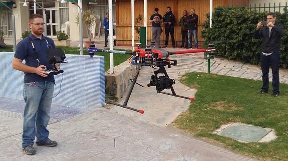 osé Antonio Rey maneja un dron con una cámara en el rodaje del largometraje ‘Resort Paraíso’