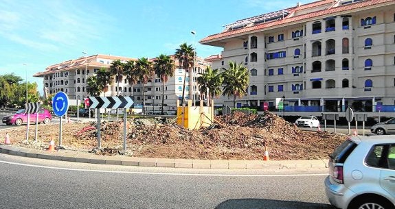 Obras previas a la construcción de la pasarela peatonal elevada en la primera rotonda de Sabinillas. :: Sur