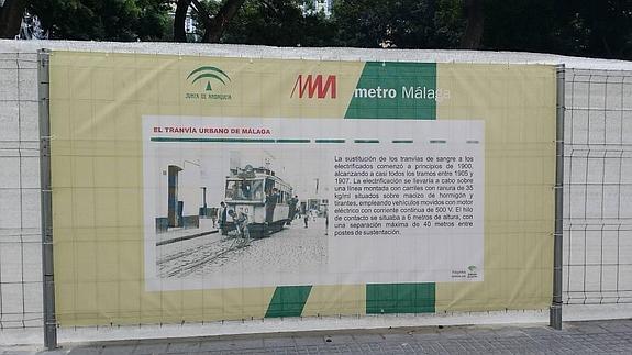 Exposición sobre el antiguo tranvía de Málaga en las vallas de la obra del metro de la Alameda