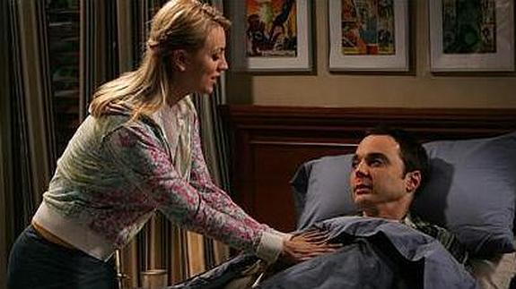 Una de las escenas de la serie en la que Penny canta a Sheldon 'Dulce gatito'. 