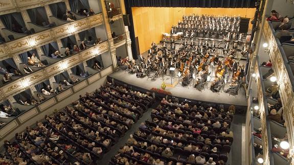 La Orquesta Filarmónica llenó el Teatro Cervantes en su último Concierto de Navidad.