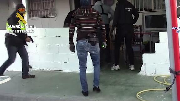 Momento en el que la Policía y la Guardia Civil entran en la casa donde lo tenían retenido. 