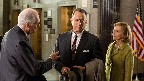 Alal Alda, Tom Hanks y Amy Ryan, en una escena de la película ‘El puente de los espías’.