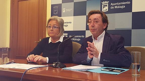 Rafael Acejo, presidente de la Fundación Carnaval de Málaga, y la concejala Teresa Porras. 