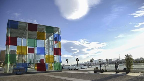 El diario neoyorquino destaca el carácter «futurista» del edificio que aloja el Centro Pompidou de Málaga