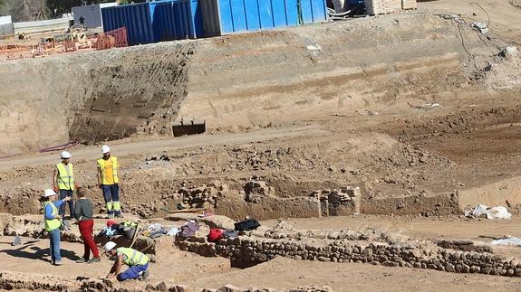 Diferentes arqueólogos trabajan en la zona donde se han descubierto los restos