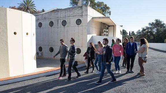 Algunos alumnos se acercaron ayer a La Cónsula para tener alguna información de lo que está pasando. 
