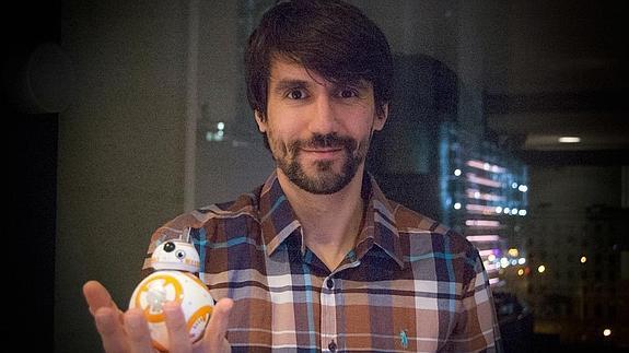 El malagueño Carlos Sánchez con una miniatura de BB-8.