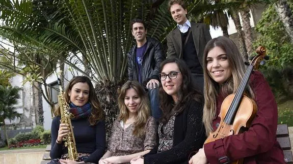 Alberto Martín y Bohdan Syroyid posan junto a Elisa Urrestarazu, Cecilia Blanes, Noelia Gregorie y Alicia Ruiz