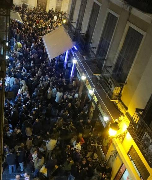 Ambiente entre la plaza Mitjana y la calle Luis de Velázquez durante el fin de semana. 