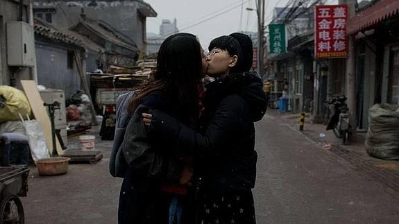 Elsie Liao y Mayu Yu se besan a las afueras de Pekín. Las lesbianas tienen una visibilidad nula. 