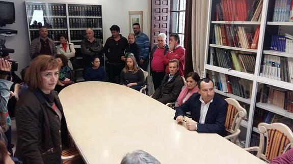 Reunión de los trabajadores de La Cónsula con el delegado de la Junta. 