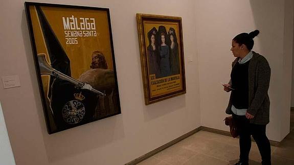 Una mujer, en su visita a la exposición. 